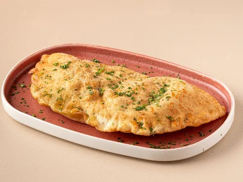 Connetto — Mozzarella ile doldurulmuş kızarmış pizza hamuru, fındık eşliğinde.