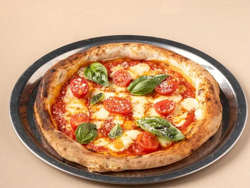 Margherita — Özel domates sosu, mozzarella ve fesleğen.