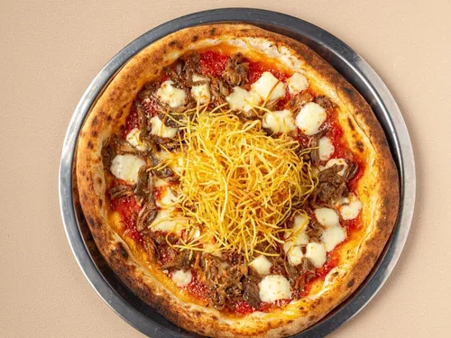 Özel Tiftik Pizza — Didiklenmiş özel tandır eti, mozzarella ve çıtır patates.